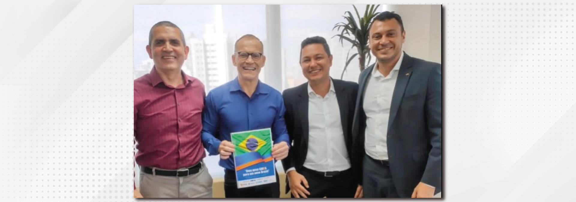 AGECEF/ES entrega documento para senador Fabiano Contarato